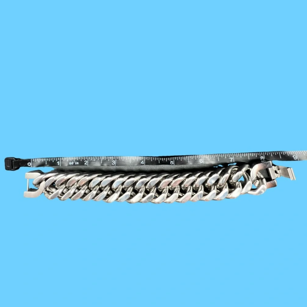 Unbranded bracelet measures